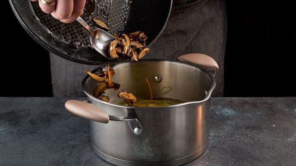 легкий суп с морскими гребешками и шиитаке