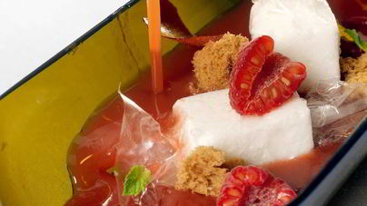 Малиновый суп с конфетами из йогурта