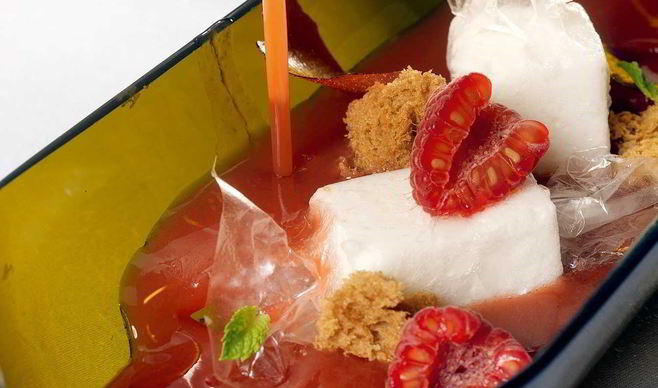 Малиновый суп с конфетами из йогурта