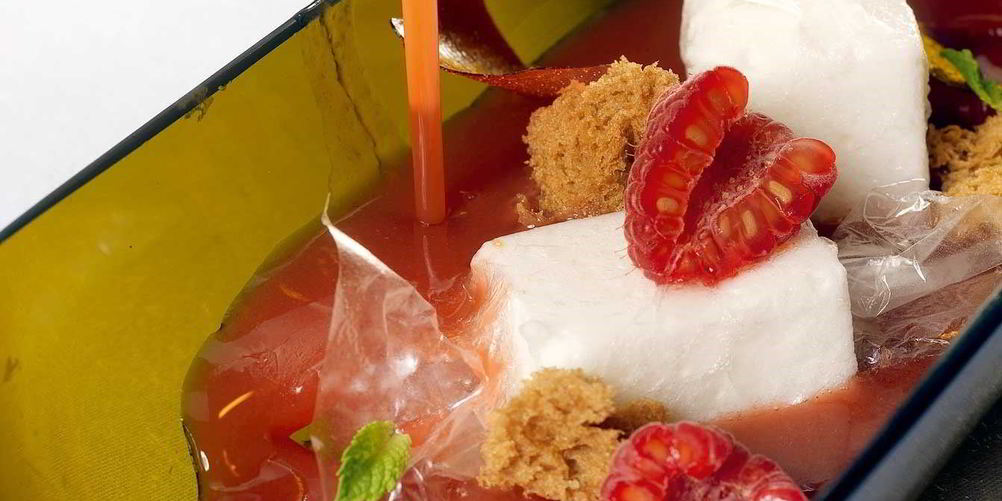 Рецепт малиновый суп с конфетами из йогурта