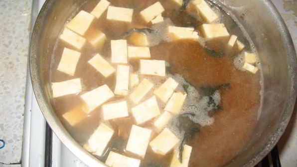 мисо-суп с тофу и вакаме