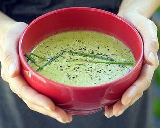 Мятный крем-суп из горошка и кукурузы