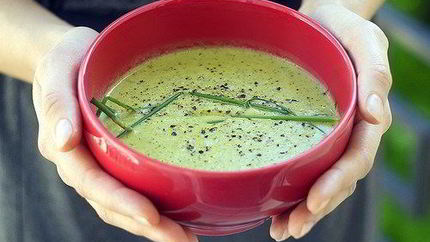 Мятный крем-суп из горошка и кукурузы