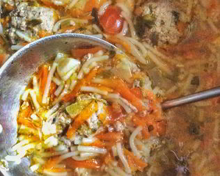 Наваристый суп с говяжьими тефтелями