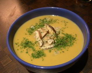 Нежный осенний крем-суп с тыквой, каштанами и грибами