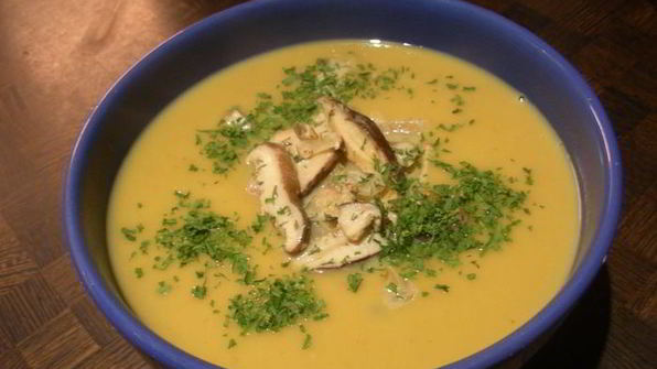 нежный осенний крем-суп с тыквой, каштанами и грибами