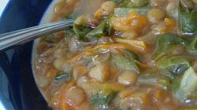 Постный суп из чечевицы со шпинатом