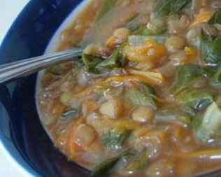 Постный суп из чечевицы со шпинатом