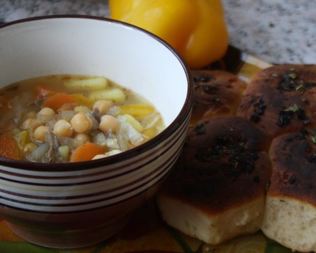 Пряный суп с нутом и чесночными булочками