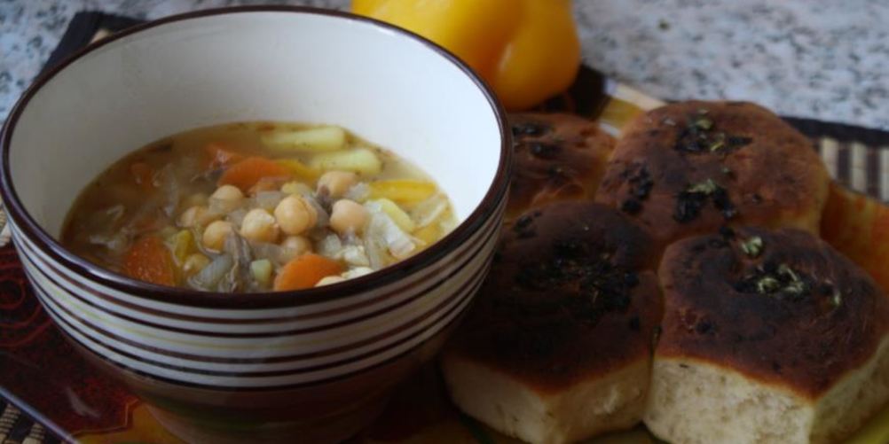 Рецепт пряный суп с нутом и чесночными булочками
