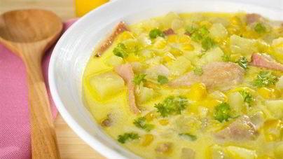 Сливочный суп со сладкой кукурузой, беконом и петрушкой