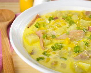 Сливочный суп со сладкой кукурузой, беконом и петрушкой