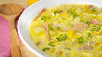 Сливочный суп со сладкой кукурузой, беконом и петрушкой