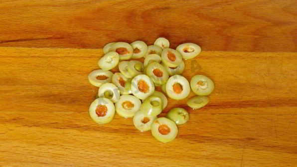 суп солянка с оливками и колбасой