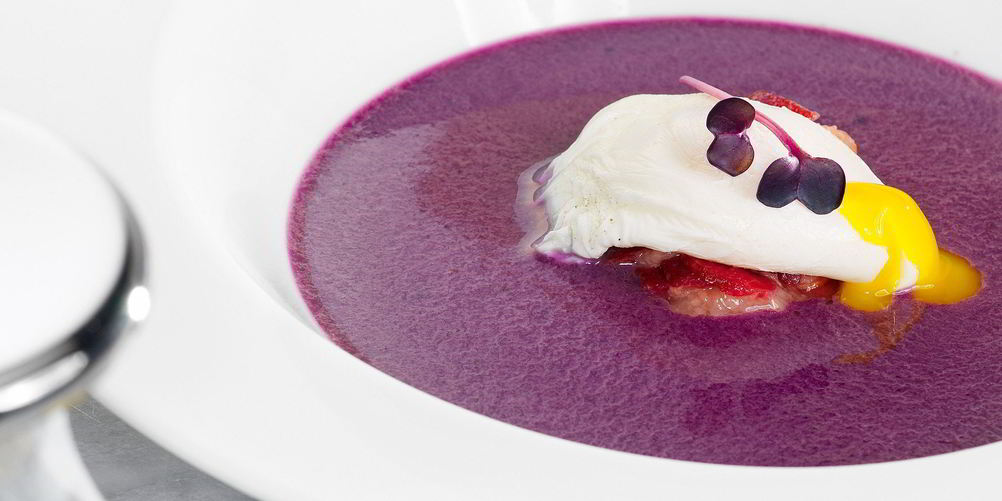 Рецепт суп из краснокочанной капусты с яйцом пашот и копченой уткой