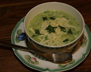 Суп из зеленых овощей с яйцом и лимоном