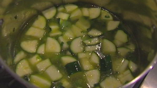 суп из зеленых овощей с яйцом и лимоном