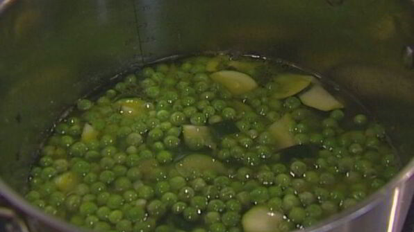 суп из зеленых овощей с яйцом и лимоном