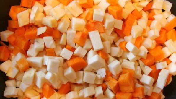 фасолевый суп-пюре с сельдереем и морковью