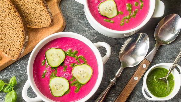 холодный суп-пюре из свеклы с песто