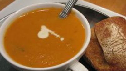 Морковно-томатный суп-пюре с кинзой