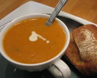 Морковно-томатный суп-пюре с кинзой