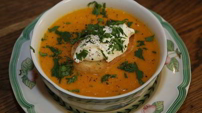 Морковный суп-пюре с гренками и кинзой