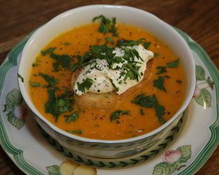 Морковный суп-пюре с гренками и кинзой