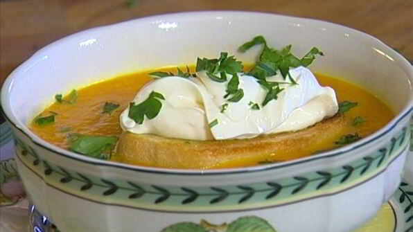 морковный суп-пюре с гренками и кинзой