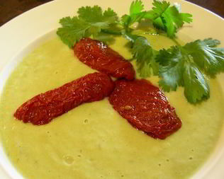 Суп-пюре из авокадо с кинзой и вялеными томатами