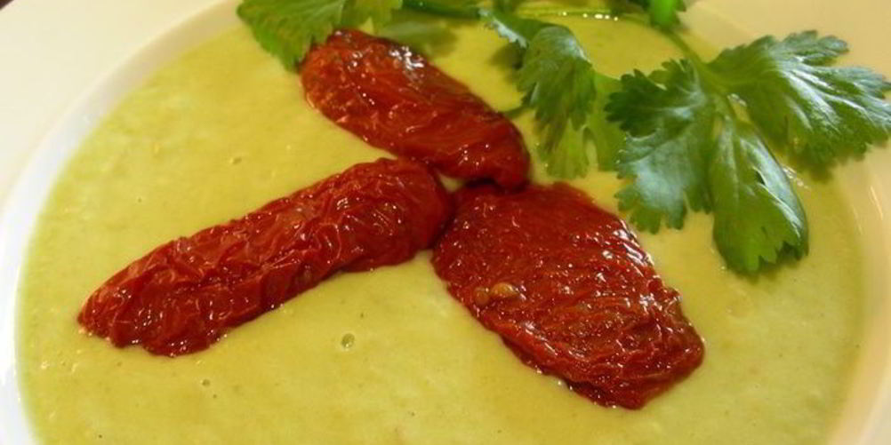 Рецепт суп-пюре из авокадо с кинзой и вялеными томатами