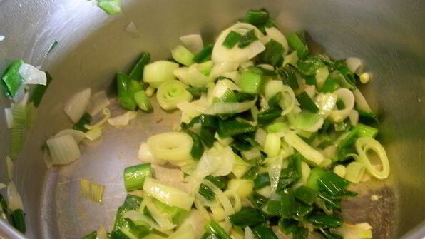 суп-пюре из авокадо с кинзой и вялеными томатами