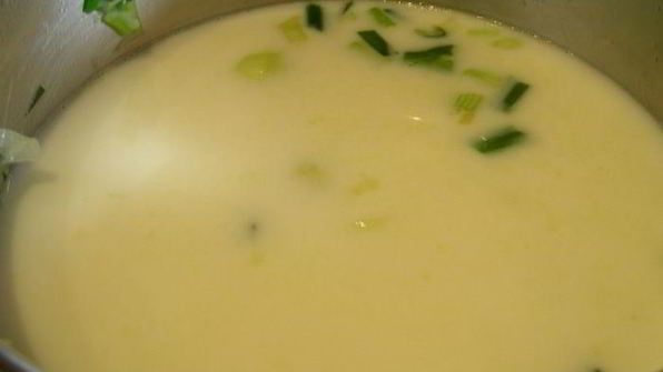 суп-пюре из авокадо с кинзой и вялеными томатами