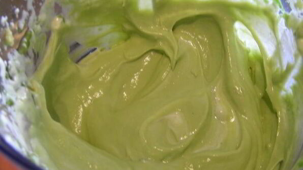 суп-пюре из авокадо с кинзой и вялеными томатами