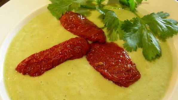 суп-пюре из авокадо с кинзой и вялеными томатами