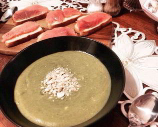 Суп-пюре из брокколи и шпината с плавленым сыром