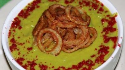 Суп пюре из горошка с хрустящим луком и паприкой