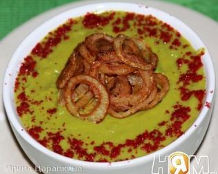 Суп пюре из горошка с хрустящим луком и паприкой