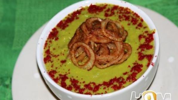 суп пюре из горошка с хрустящим луком и паприкой