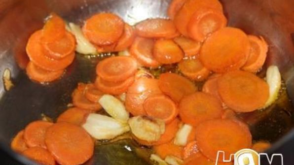 суп пюре из горошка с хрустящим луком и паприкой