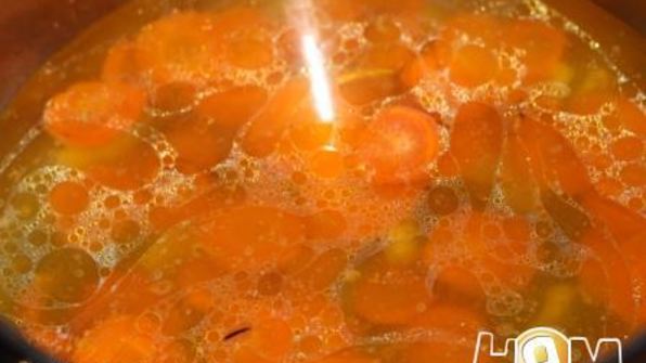 суп пюре из горошка с хрустящим луком и паприкой