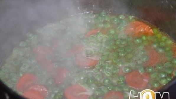 суп пюре из горошка с хрустящим луком и паприкой