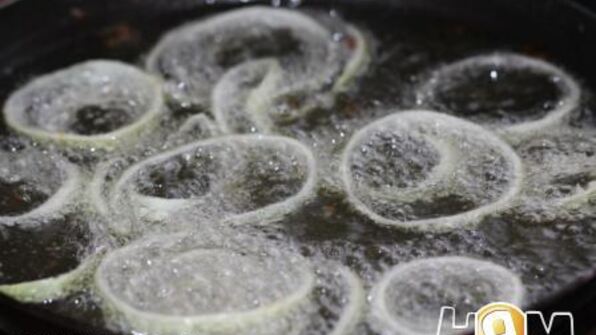 суп пюре из горошка с хрустящим луком и паприкой