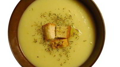 Суп-пюре из картофеля и лука-порея с крутонами