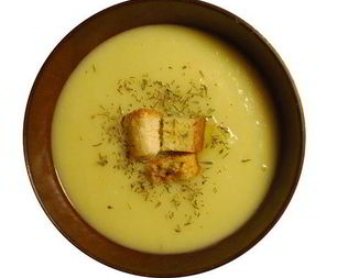 Суп-пюре из картофеля и лука-порея с крутонами