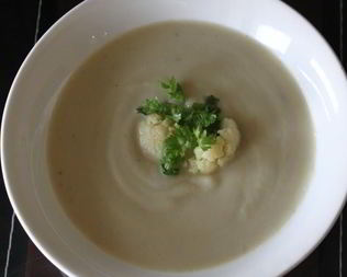 Суп-пюре из цветной капусты и голубого сыра