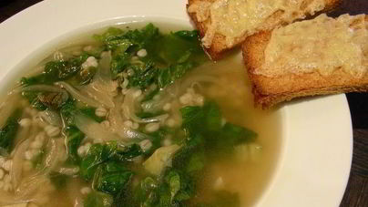 Суп с карамелизированным луком, перловкой и листовой капустой