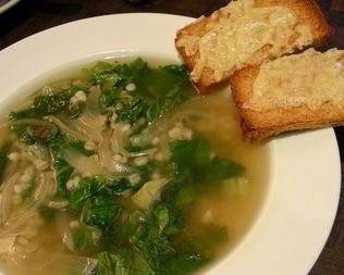 Суп с карамелизированным луком, перловкой и листовой капустой