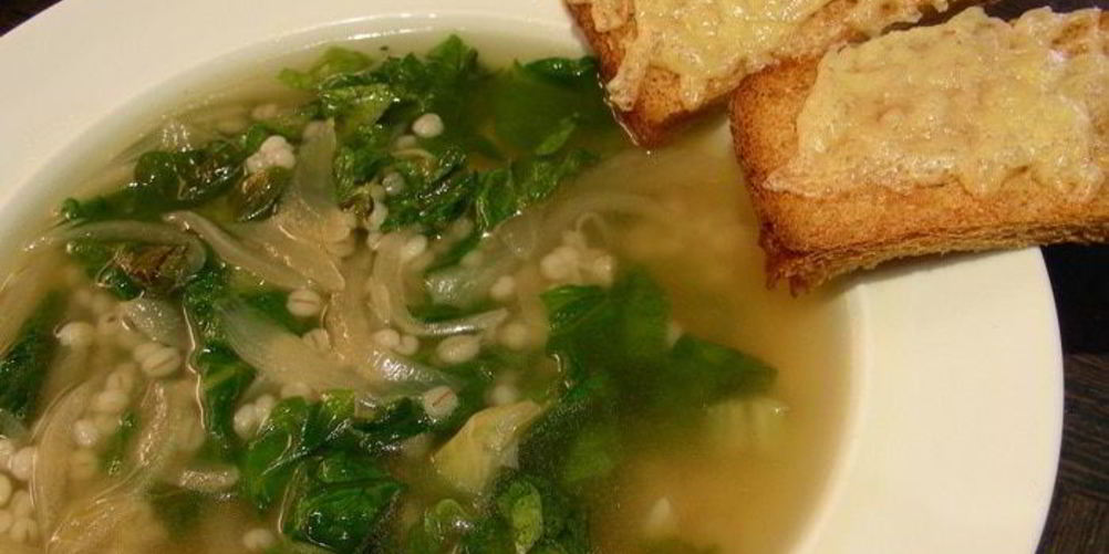 Рецепт суп с карамелизированным луком, перловкой и листовой капустой