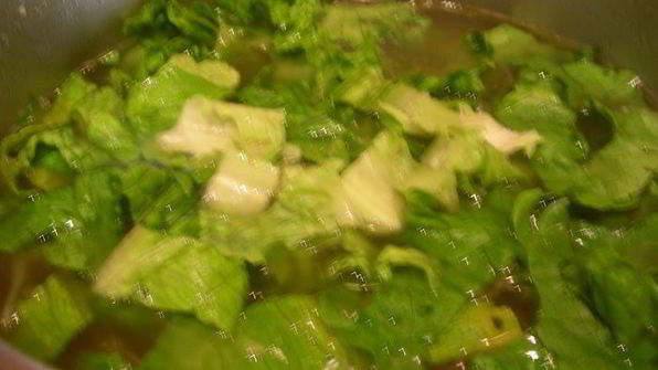 суп с карамелизированным луком, перловкой и листовой капустой